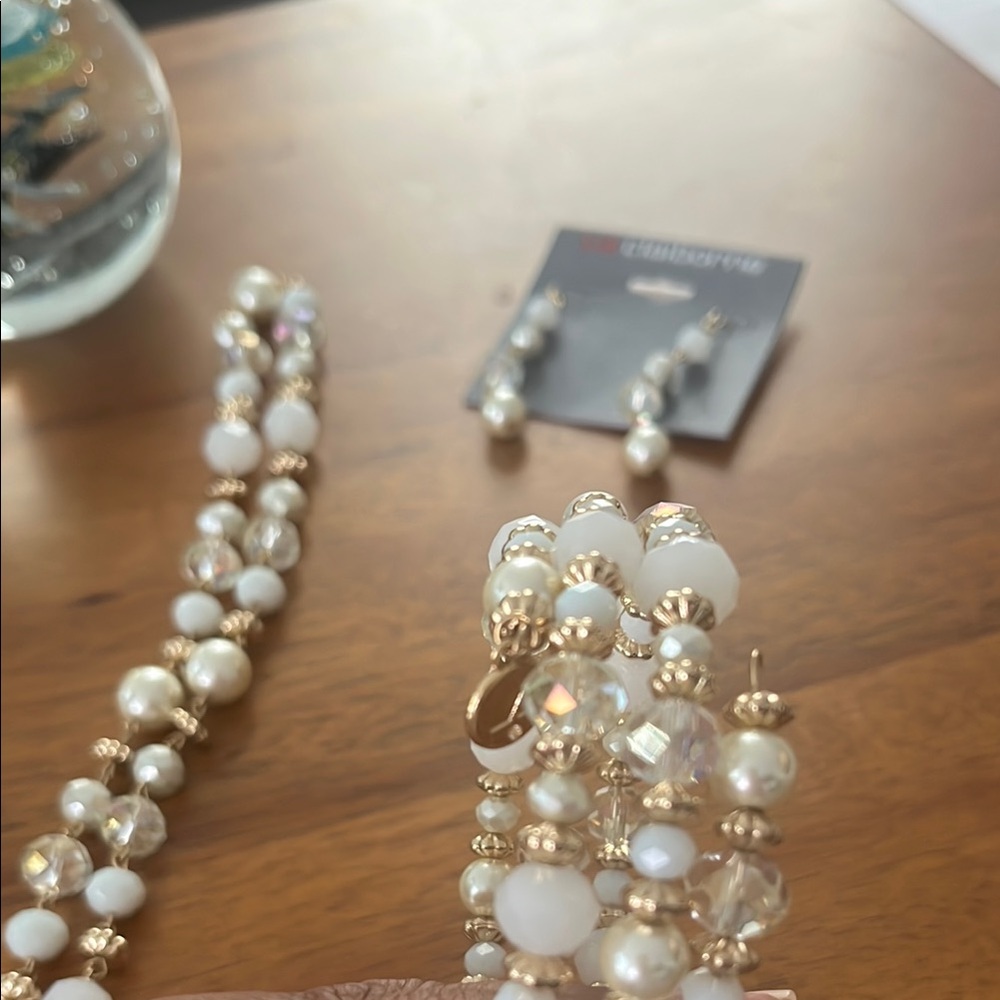 Liz Claiborne White Pearl Jewelry Set - Picture 5 of 9